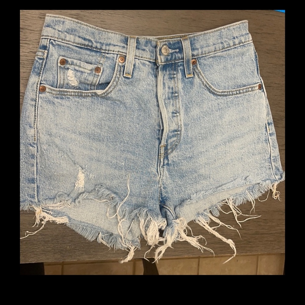 Levi shorts woman’s